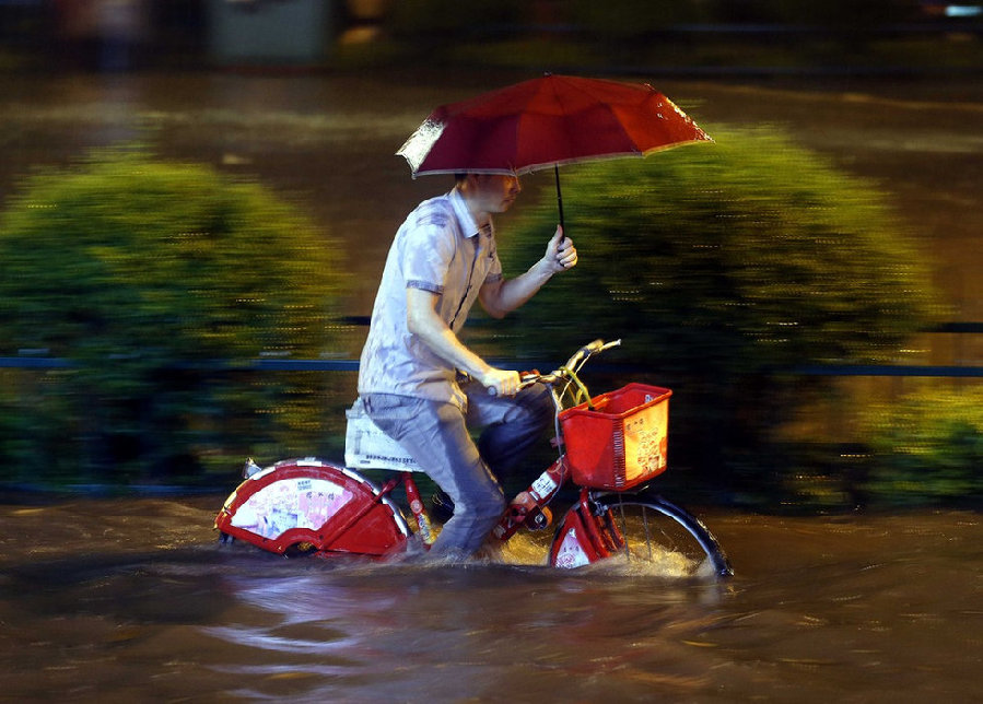 高清：杭州遭暴雨袭击市区 开车如行船
