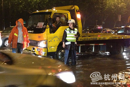 高清：杭州遭暴雨袭击市区 开车如行船