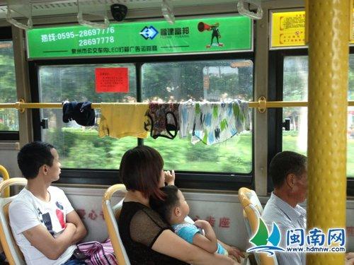 女子在公交车上晾衣服 网友直呼“奇葩”(图)