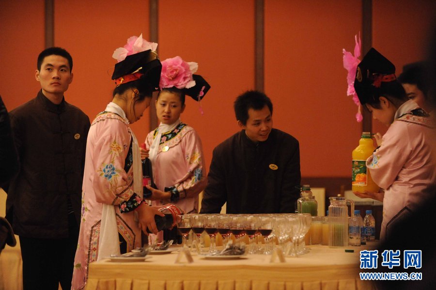 富豪相亲如选妃 处子身家务勤形象佳