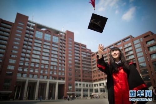 人大女神走红 康逸琨私房照PK奶茶MM章泽天(图)