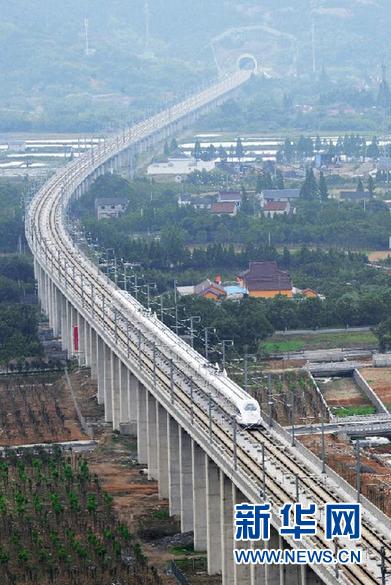 “最养眼”高铁线路明日正式通车 人在画中游(图)