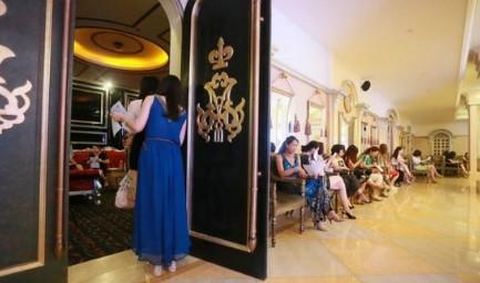 妙龄美女排队参加富豪北京相亲海选现场