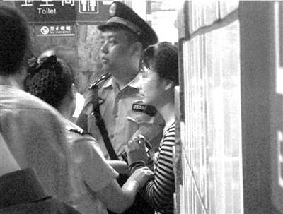 车从身上越过跳轨女子生还