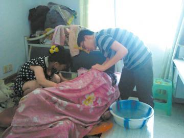 学子带瘫痪妈妈上学15年如今毕业背着妈妈去工作