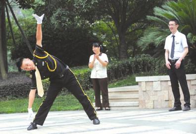 文艺保安哥成公园舞蹈明星+-+中国在线