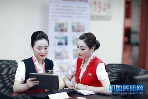 深航空姐启用流光溢彩新妆容 网友:太惊悚