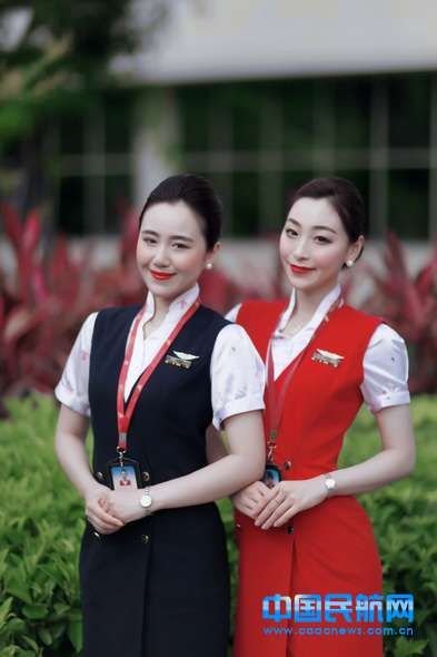 深航空姐启用流光溢彩新妆容 网友:太惊悚