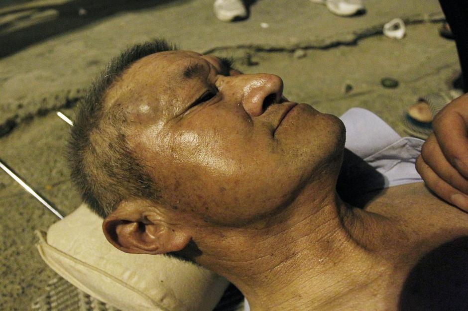 老人南锣鼓巷摆摊 遭殴打骨折(高清组图)