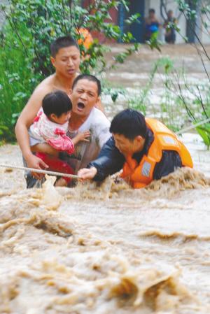 男子洪水中救人遭妻子埋怨回答：你晓得个锤子