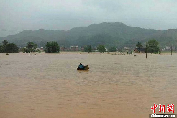 “苏力”携暴雨侵袭江西 赣南局地受淹严重