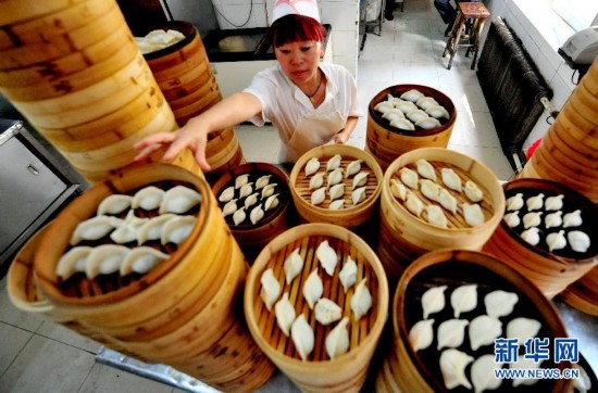 头伏饺子飘香(组图)
