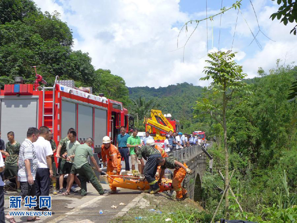 云南西双版纳1辆旅游大巴坠下山谷 已致8死