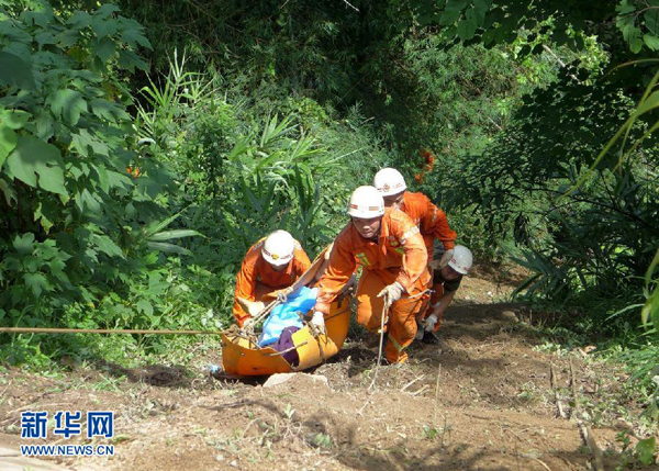 云南西双版纳1辆旅游大巴坠下山谷 已致8死
