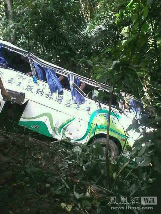 云南西双版纳1辆旅游大巴坠下山谷 已致8死