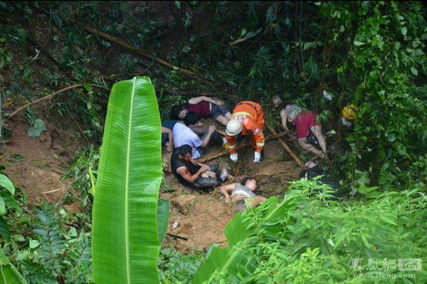 云南西双版纳1辆旅游大巴坠下山谷 已致8死