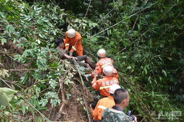 云南西双版纳1辆旅游大巴坠下山谷 已致8死