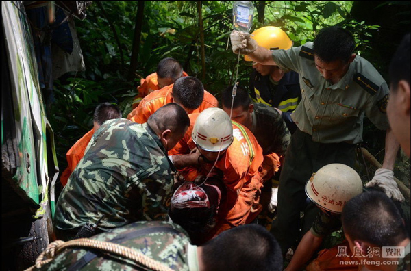 云南西双版纳1辆旅游大巴坠下山谷 已致8死