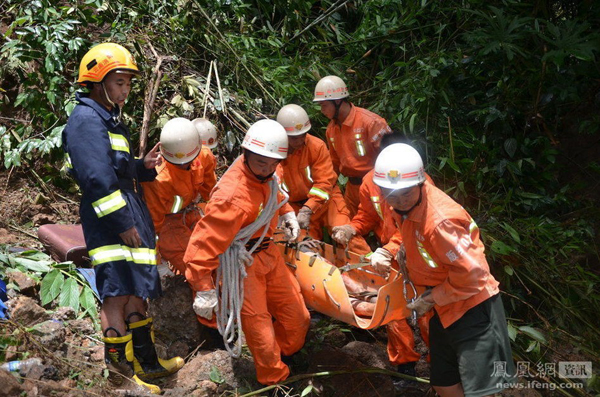 云南西双版纳1辆旅游大巴坠下山谷 已致8死