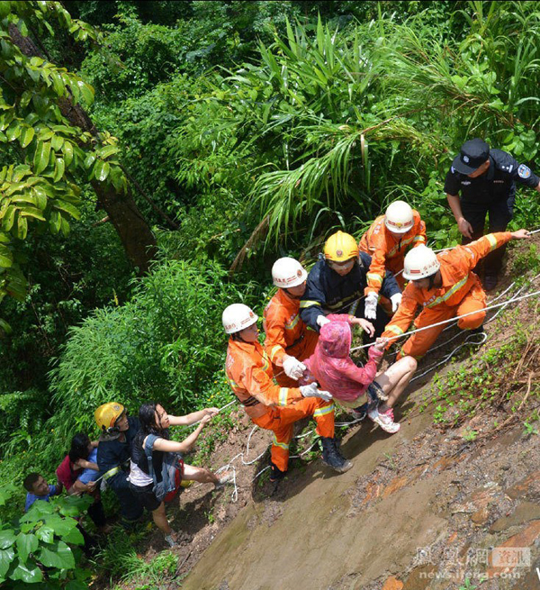 云南西双版纳1辆旅游大巴坠下山谷 已致8死