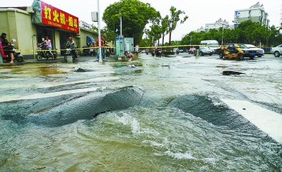 直径700毫米水管爆裂 抢修人员3次闷水将阀门关闭