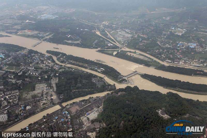 暴雨泥石流致汶川草坡乡成孤岛 直升机空投驰援