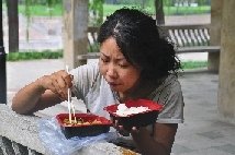 郑州街头现流浪美少女 英语吼退采访记者(图)