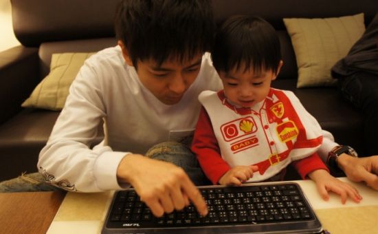 林志颖首曝婚纱照晒婚戒妻子陈若仪未出镜