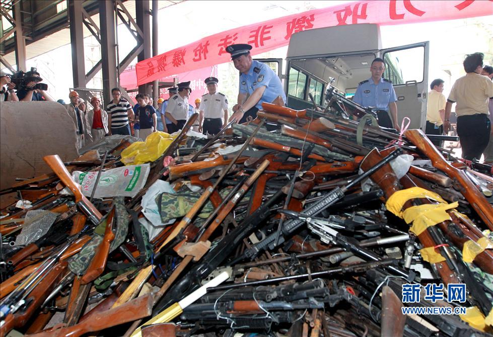 上海警方集中销毁收缴的非法枪支和管制刀具