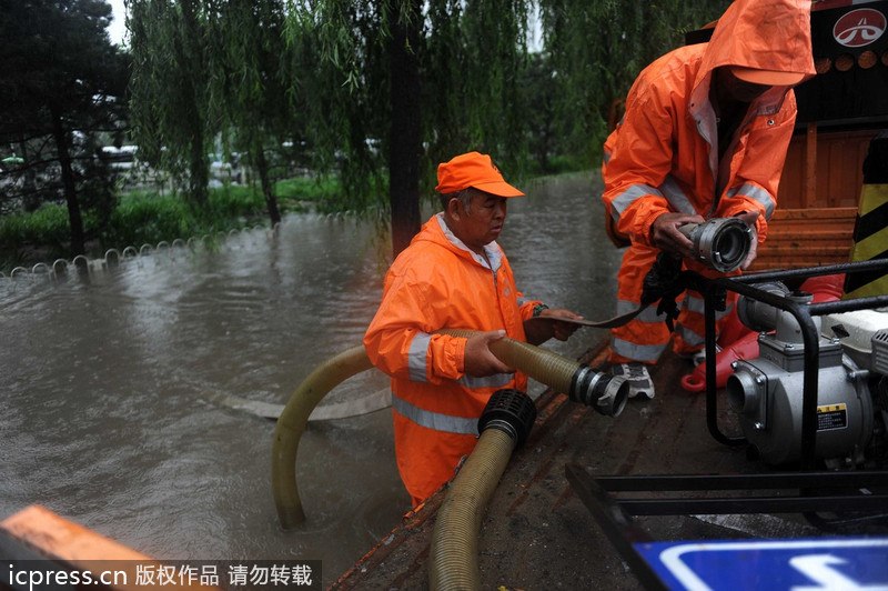 一场大雨又“看海” 北京天通苑北地铁站南积水没过膝盖