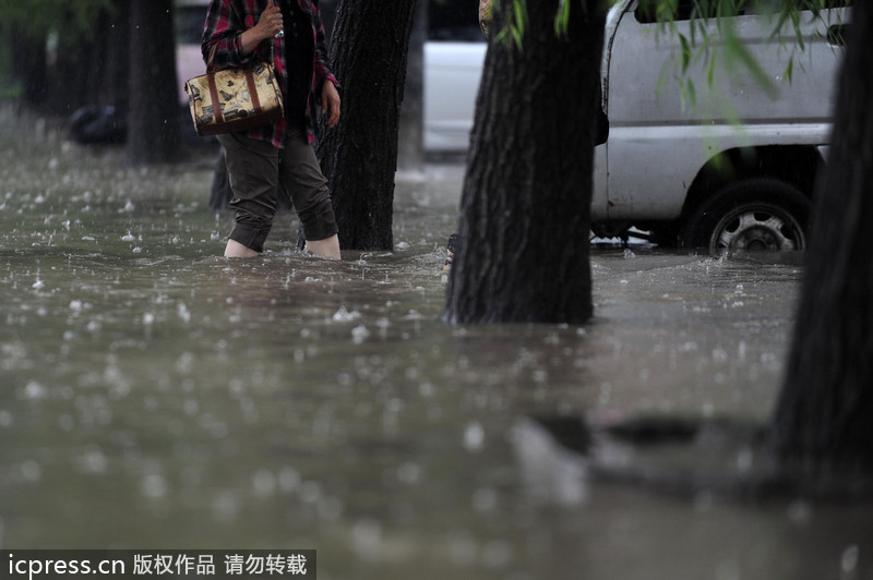 一场大雨又看海+北京天通苑北地铁站南积水