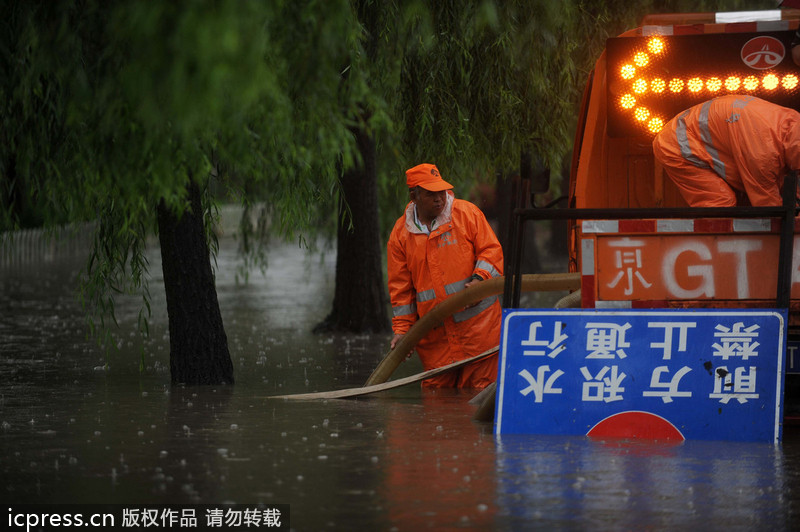 一场大雨又“看海” 北京天通苑北地铁站南积水没过膝盖