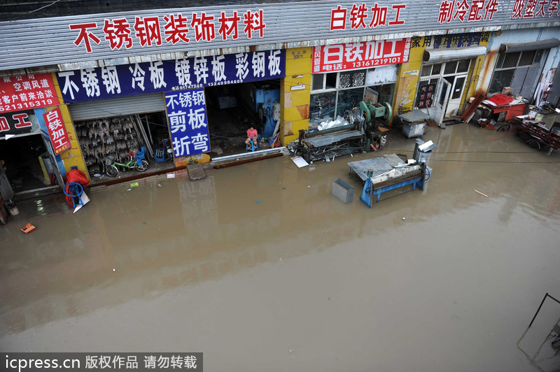 一场大雨又“看海” 北京天通苑北地铁站南积水没过膝盖