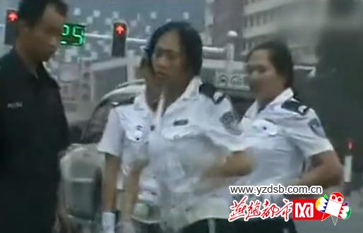 曝唐山两名女交警马路中央厮打(组图)