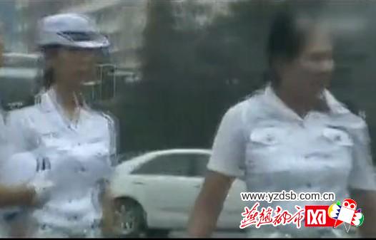 曝唐山两名女交警马路中央厮打(组图)