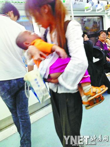 北京:女子被指每日带不同小孩地铁上乞讨(组图)