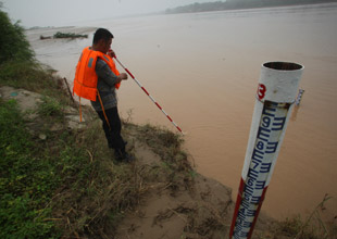丈夫开豪车撞妻奔驰 奇葩夫妻让人目瞪口呆\/图