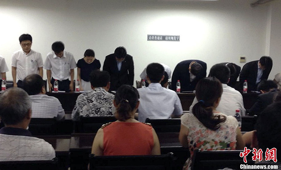 韩亚航空公司代表向江山中学学生家长鞠躬道歉
