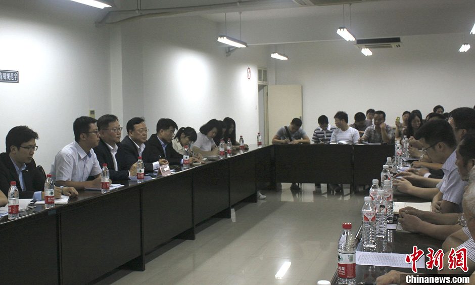 韩亚航空公司代表向江山中学学生家长鞠躬道歉