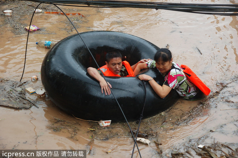 四川阆中:洪水来临房屋被淹汽车内胎充当诺亚