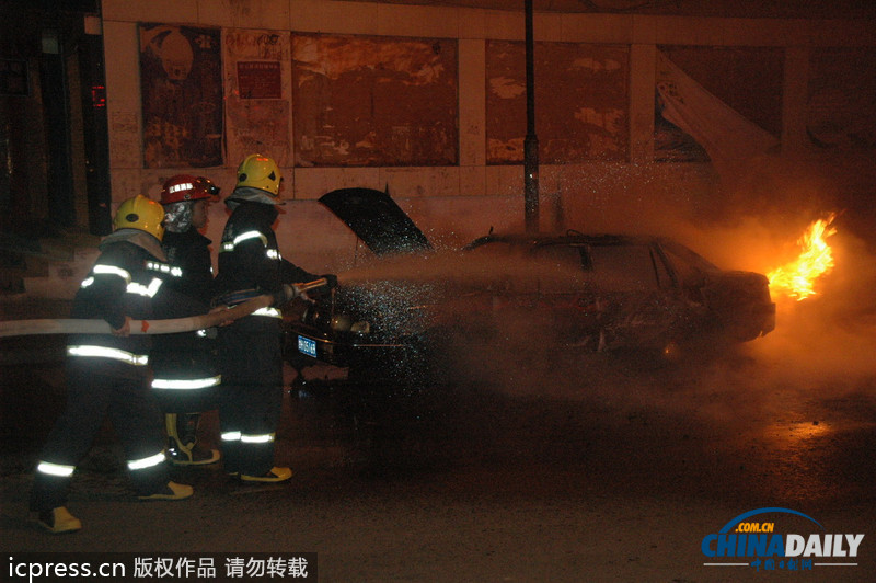 甘肃武威：夜市闹区一轿车突发“自爆”