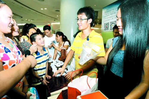 帐篷男孩郑州卖蜂蜜挣学费 市民6小时抢购千余斤