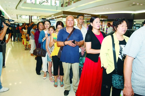 帐篷男孩郑州卖蜂蜜挣学费 市民6小时抢购千余斤