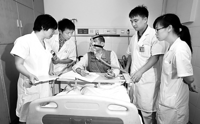 最美医魂：老中医欧阳恒戴着呼吸机给患者治病