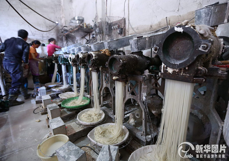 昆明查处黑窝点 洗脚水做出的黑米线