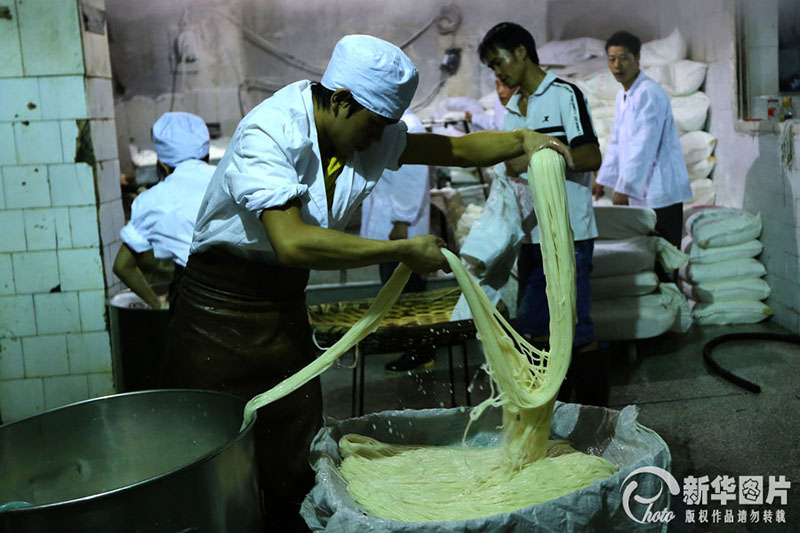 昆明查处黑窝点 洗脚水做出的黑米线