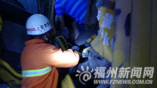 沈海高速连江段凌晨两货车追尾　一司机不幸殒命