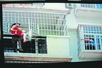 女子被怀疑有外遇挨丈夫耳光 抱幼子跳楼证清白