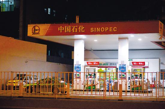 黑衣男子冲进加油站 汽油淋身手握打火机