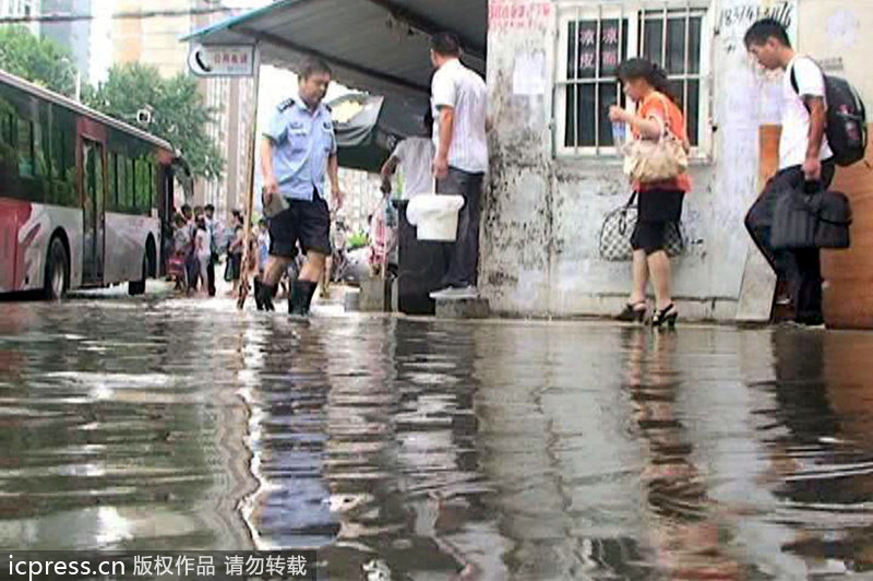 大雨袭城 南京桥北客运站前一片汪洋